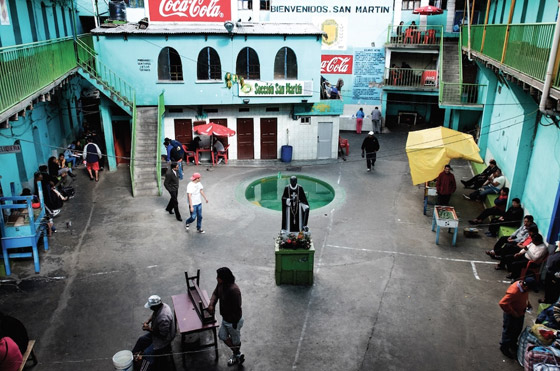 لا وجود للشرطة ويعيش السجناء مع عائلاتهم! تعرفوا إلى أغرب سجن بالعالم صورة رقم 11