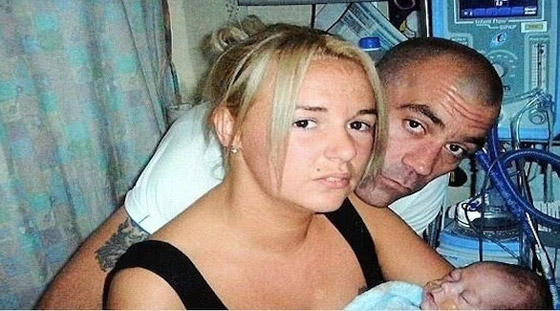 يتسبب بوفاة طفله بعدما قام بتقبيله صورة رقم 1