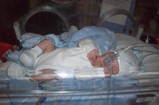 يتسبب بوفاة طفله بعدما قام بتقبيله صورة رقم 3