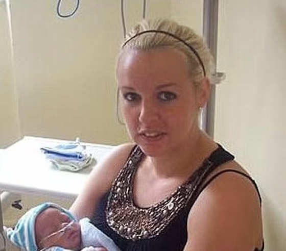 يتسبب بوفاة طفله بعدما قام بتقبيله صورة رقم 4