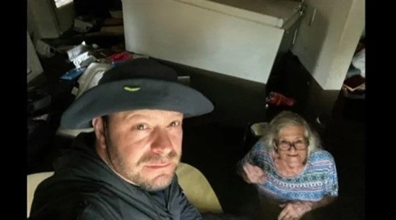 أمريكى يسبح 900 متر في فيضانات إيان لإنقاذ والدته المريضة صورة رقم 1