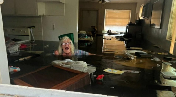 أمريكى يسبح 900 متر في فيضانات إيان لإنقاذ والدته المريضة صورة رقم 2