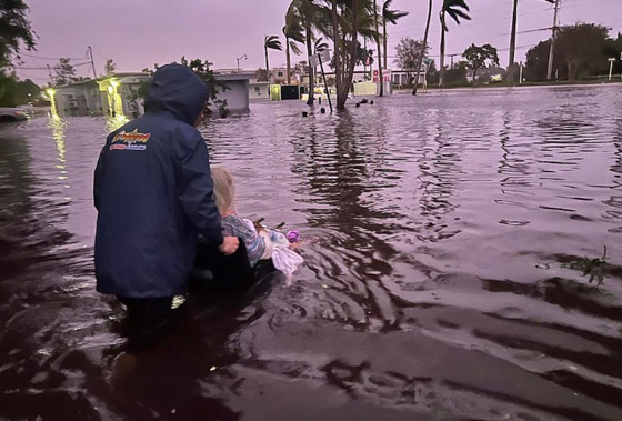 أمريكى يسبح 900 متر في فيضانات إيان لإنقاذ والدته المريضة صورة رقم 3