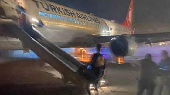 فيديو يحبس الأنفاس: انفجار إطار طائرة بعد هبوطها.. الطيار أنقذ الركاب صورة رقم 3 فيديو يحبس الأنفاس: انفجار إطار طائرة بعد هبوطها.. الطيار أنقذ الركاب صورة رقم 3