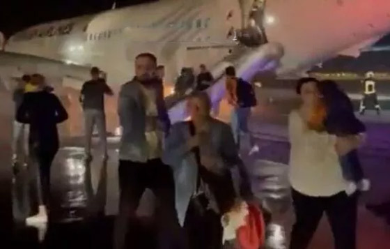 فيديو يحبس الأنفاس: انفجار إطار طائرة بعد هبوطها.. الطيار أنقذ الركاب صورة رقم 7 فيديو يحبس الأنفاس: انفجار إطار طائرة بعد هبوطها.. الطيار أنقذ الركاب صورة رقم 7