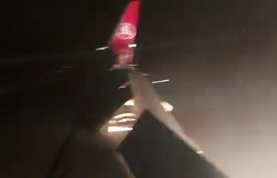 فيديو يحبس الأنفاس: انفجار إطار طائرة بعد هبوطها.. الطيار أنقذ الركاب صورة رقم 9 فيديو يحبس الأنفاس: انفجار إطار طائرة بعد هبوطها.. الطيار أنقذ الركاب صورة رقم 9
