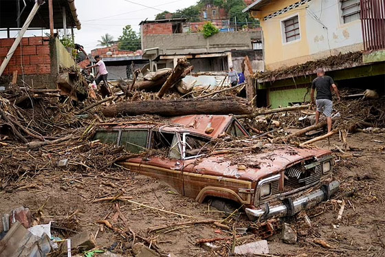 فيديو وصور: مقتل 25 وفقدان 52 وتشرد العشرات في فيضانات فنزويلا صورة رقم 6 فيديو وصور: مقتل 25 وفقدان 52 وتشرد العشرات في فيضانات فنزويلا صورة رقم 6