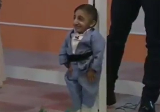 طوله 64.7 سنتيمتر.. شاب إيراني يستعد للقب أقصر رجل في العالم صورة رقم 1 طوله 64.7 سنتيمتر.. شاب إيراني يستعد للقب أقصر رجل في العالم صورة رقم 1