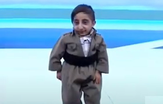 طوله 64.7 سنتيمتر.. شاب إيراني يستعد للقب أقصر رجل في العالم صورة رقم 2 طوله 64.7 سنتيمتر.. شاب إيراني يستعد للقب أقصر رجل في العالم صورة رقم 2