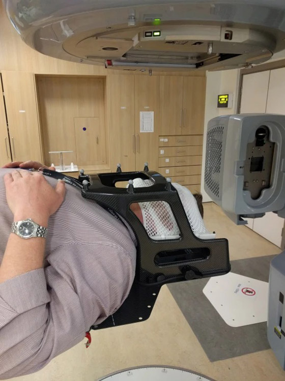 يكتشف أنه مصاب بورم في المخ بفضل أوراق تأمين السفر الروتينية صورة رقم 3