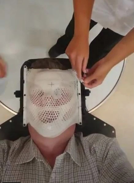 يكتشف أنه مصاب بورم في المخ بفضل أوراق تأمين السفر الروتينية صورة رقم 2