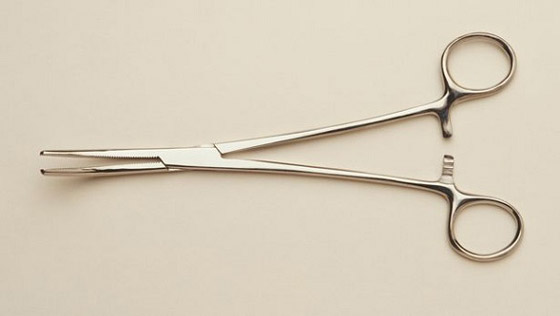 أطباء يتركون ملقطاً في بطن مريضة 5 سنوات صورة رقم 2