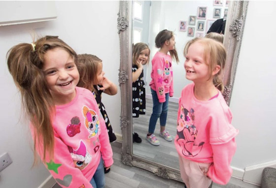 طفلة تتبرع بشعرها المتساقط فتحصل على مفاجأة غير متوقعة صورة رقم 2