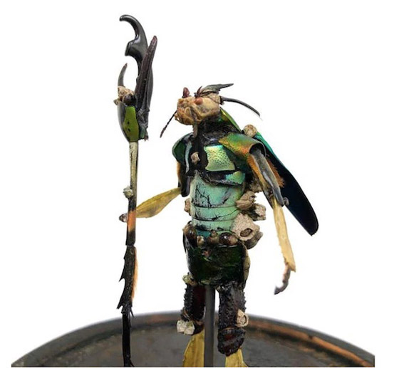 يستخدم المئات من أجسام الحشرات الميتة لإنشاء تماثيل مدهشة صورة رقم 2