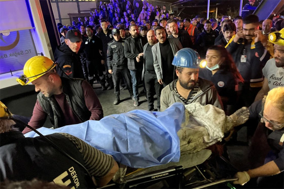 فيديو: 28 قتيلا وعشرات العالقين تحت الأرض بانفجار منجم في تركيا صورة رقم 7 فيديو: 28 قتيلا وعشرات العالقين تحت الأرض بانفجار منجم في تركيا صورة رقم 7
