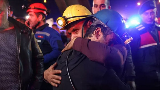 فيديو: 28 قتيلا وعشرات العالقين تحت الأرض بانفجار منجم في تركيا صورة رقم 9 فيديو: 28 قتيلا وعشرات العالقين تحت الأرض بانفجار منجم في تركيا صورة رقم 9
