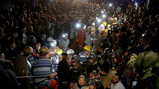 فيديو: 28 قتيلا وعشرات العالقين تحت الأرض بانفجار منجم في تركيا صورة رقم 11 فيديو: 28 قتيلا وعشرات العالقين تحت الأرض بانفجار منجم في تركيا صورة رقم 11