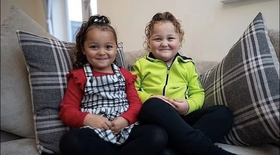 طفلتان توأم تولدان بلونين مختلفين وتنموان في رحمين منفصلين صورة رقم 1