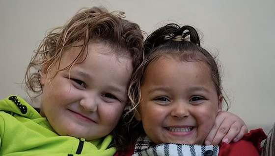 طفلتان توأم تولدان بلونين مختلفين وتنموان في رحمين منفصلين صورة رقم 2