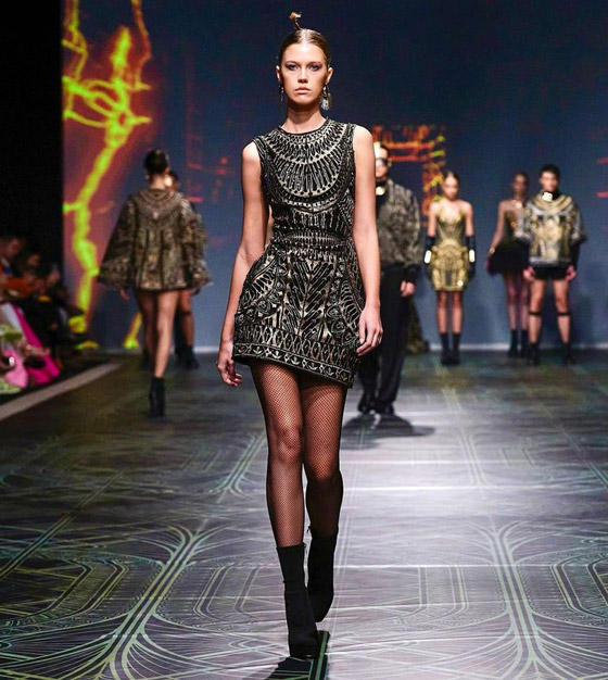 مايكل سينكو يجلب عظمة الحضارة الفرعونية لأسبوع الموضة في دبي (صور) صورة رقم 4