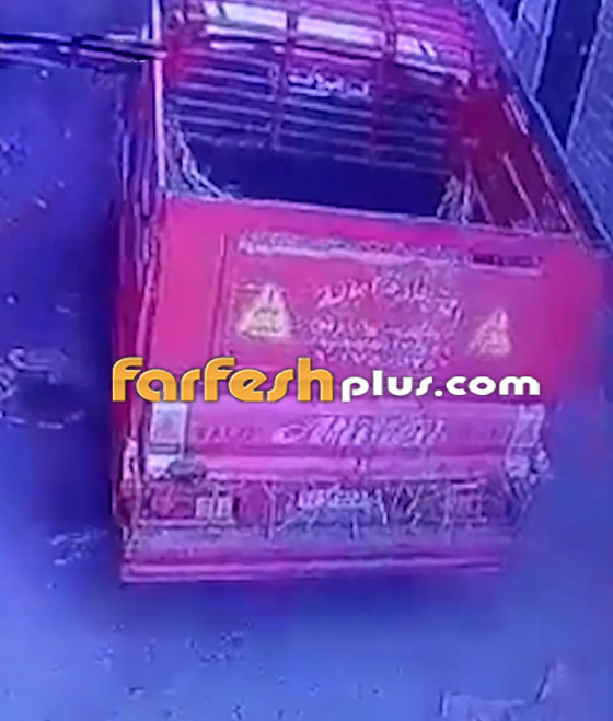 لحظات تحبس الأنفاس.. طفلة مصرية تنجو بأعجوبة بعد أن دهستها شاحنة! صورة رقم 3 لحظات تحبس الأنفاس.. طفلة مصرية تنجو بأعجوبة بعد أن دهستها شاحنة! صورة رقم 3