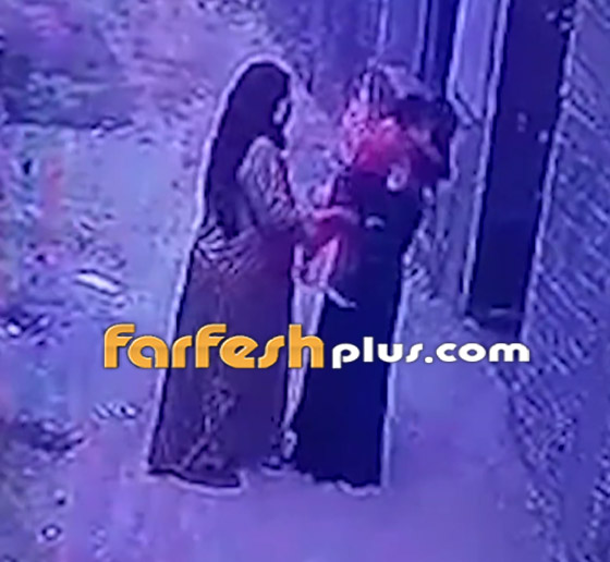 لحظات تحبس الأنفاس.. طفلة مصرية تنجو بأعجوبة بعد أن دهستها شاحنة! صورة رقم 5 لحظات تحبس الأنفاس.. طفلة مصرية تنجو بأعجوبة بعد أن دهستها شاحنة! صورة رقم 5