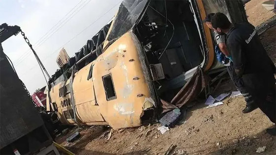 فيديو: مصرع 3 طلبة وإصابة 34 آخرين بانقلاب حافلة جامعية في الأردن صورة رقم 1 فيديو: مصرع 3 طلبة وإصابة 34 آخرين بانقلاب حافلة جامعية في الأردن صورة رقم 1