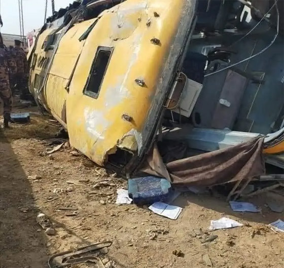 فيديو: مصرع 3 طلبة وإصابة 34 آخرين بانقلاب حافلة جامعية في الأردن صورة رقم 4 فيديو: مصرع 3 طلبة وإصابة 34 آخرين بانقلاب حافلة جامعية في الأردن صورة رقم 4