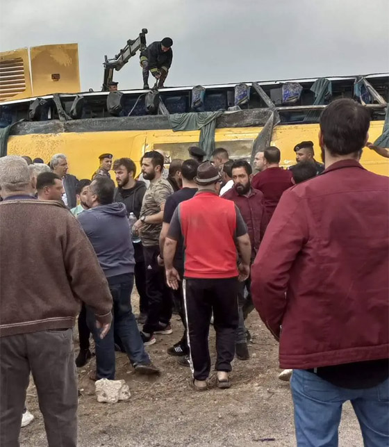 فيديو: مصرع 3 طلبة وإصابة 34 آخرين بانقلاب حافلة جامعية في الأردن صورة رقم 5 فيديو: مصرع 3 طلبة وإصابة 34 آخرين بانقلاب حافلة جامعية في الأردن صورة رقم 5