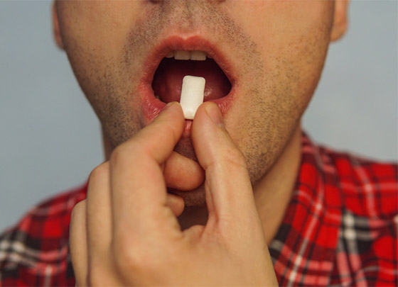 ممنوع تناول العلكة!.. تعرفوا إلى أغرب القوانين من حول العالم صورة رقم 1