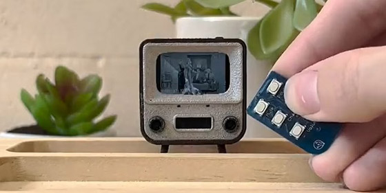 أصغر تلفزيون في العالم بحجم طابع بريدي صورة رقم 2