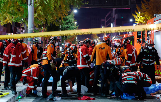 فيديو وصور: حداد عام في سيول الكورية بعد مقتل 151 في حادثة الهالوين صورة رقم 5 فيديو وصور: حداد عام في سيول الكورية بعد مقتل 151 في حادثة الهالوين صورة رقم 5