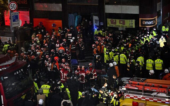 فيديو وصور: حداد عام في سيول الكورية بعد مقتل 151 في حادثة الهالوين صورة رقم 6 فيديو وصور: حداد عام في سيول الكورية بعد مقتل 151 في حادثة الهالوين صورة رقم 6