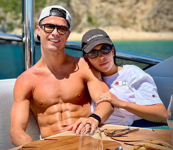 رونالدو يكشف لحبيبته ووالدة طفليه جورجينا عارضة الأزياء، موعد زواجهما.. وأصدقاؤها يسخرون منها! صورة رقم 3