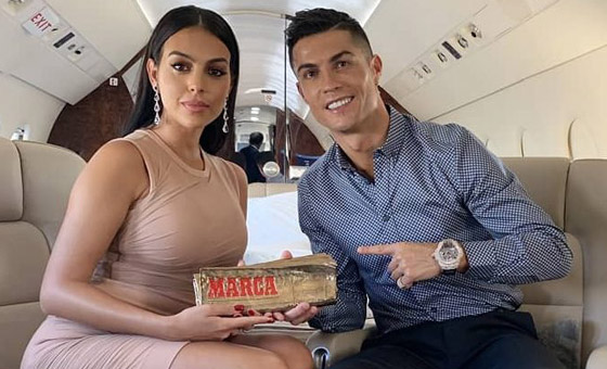 رونالدو يكشف لحبيبته ووالدة طفليه جورجينا عارضة الأزياء، موعد زواجهما.. وأصدقاؤها يسخرون منها! صورة رقم 5