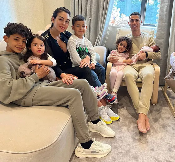 رونالدو يكشف لحبيبته ووالدة طفليه جورجينا عارضة الأزياء، موعد زواجهما.. وأصدقاؤها يسخرون منها! صورة رقم 11