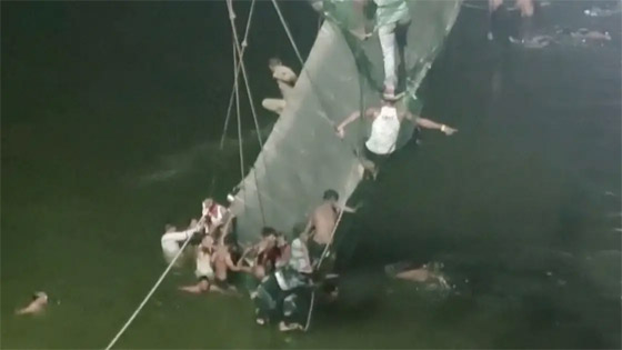 فيديو: مئات القتلى في انهيار جسر معلق للمشاة فوق نهر في الهند صورة رقم 2 فيديو: مئات القتلى في انهيار جسر معلق للمشاة فوق نهر في الهند صورة رقم 2
