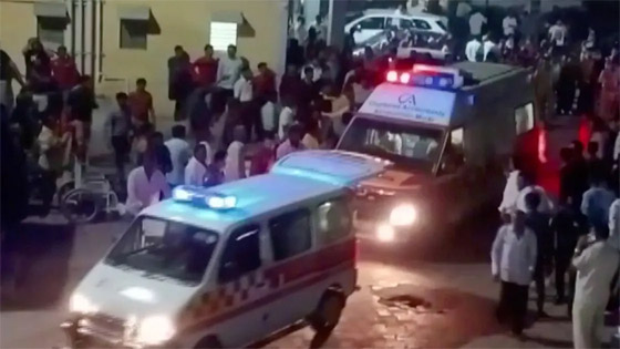 فيديو: مئات القتلى في انهيار جسر معلق للمشاة فوق نهر في الهند صورة رقم 4 فيديو: مئات القتلى في انهيار جسر معلق للمشاة فوق نهر في الهند صورة رقم 4