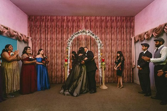 تتزوج في دار للجنازات بفستان أسود صورة رقم 3