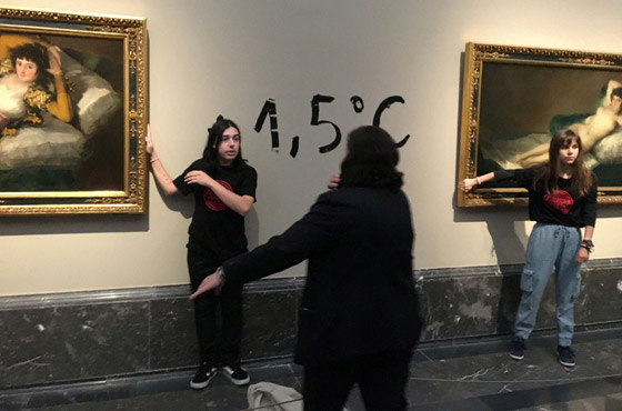 سلسلة استهداف المتاحف مستمرة.. وناشطتان تلتصقان بلوحة في مدريد! صورة رقم 2 سلسلة استهداف المتاحف مستمرة.. وناشطتان تلتصقان بلوحة في مدريد! صورة رقم 2