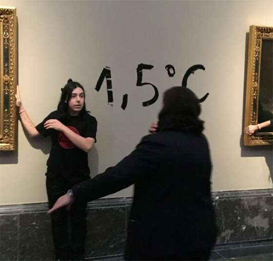 سلسلة استهداف المتاحف مستمرة.. وناشطتان تلتصقان بلوحة في مدريد! صورة رقم 5 سلسلة استهداف المتاحف مستمرة.. وناشطتان تلتصقان بلوحة في مدريد! صورة رقم 5