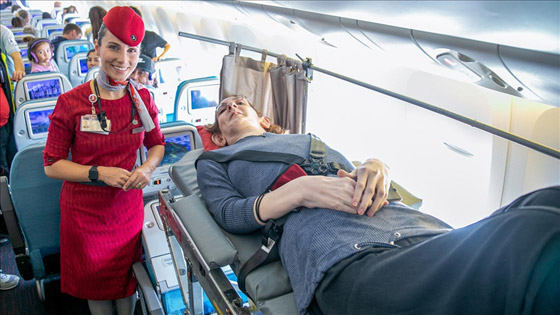 فيديو وصور: أطول امرأة بالعالم تسافر جوا بالطائرة لأول مرة في حياتها صورة رقم 1 فيديو وصور: أطول امرأة بالعالم تسافر جوا بالطائرة لأول مرة في حياتها صورة رقم 1