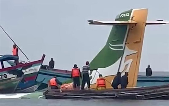 فيديو: سقوط طائرة ركاب في بحيرة بتنزانيا.. فقدان العشرات من على متنها صورة رقم 5 فيديو: سقوط طائرة ركاب في بحيرة بتنزانيا.. فقدان العشرات من على متنها صورة رقم 5