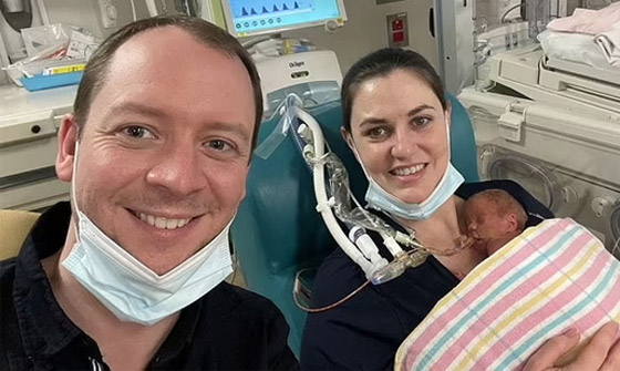 صور: 25 طبيبا يستأصلون ورما ضخما عالقا بالعمود الفقري لرضيعة! صورة رقم 6 صور: 25 طبيبا يستأصلون ورما ضخما عالقا بالعمود الفقري لرضيعة! صورة رقم 6