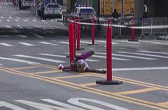 فيديو: إغماء عداء برازيلي خلال سباق ماراثون.. ترنح قبل أن يسقط أرضا صورة رقم 6 فيديو: إغماء عداء برازيلي خلال سباق ماراثون.. ترنح قبل أن يسقط أرضا صورة رقم 6