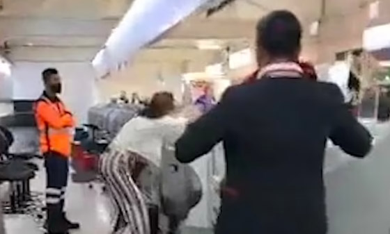 فيديو صادم! امرأة غاضبة تضرب موظفة فيديو صادم! امرأة غاضبة تضرب موظفة