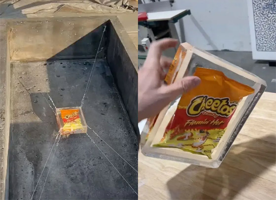 شاب يضع عبوة شاب يضع عبوة