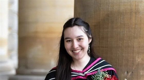 تحصل على درجة الماجستير بعمر 18 صورة رقم 1