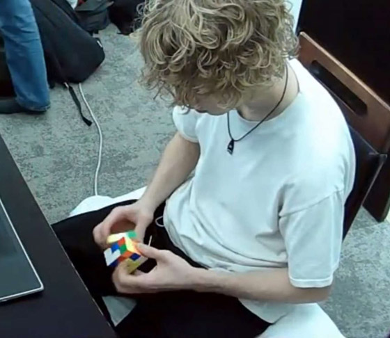 مراهق بريطاني فعل المستحيل.. وحل 7 آلاف مكعب روبيك! صورة رقم 3