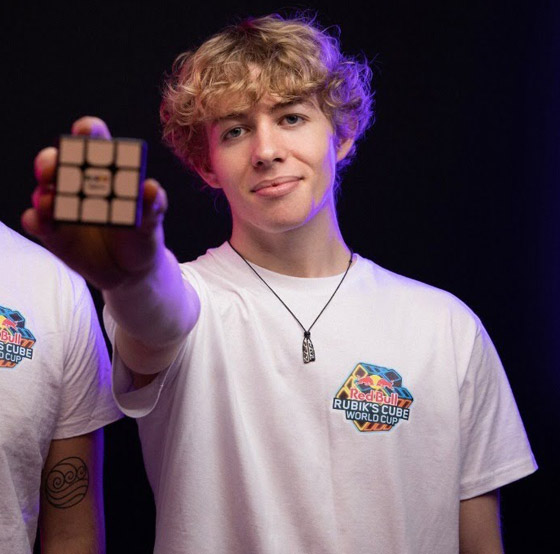 مراهق بريطاني فعل المستحيل.. وحل 7 آلاف مكعب روبيك! صورة رقم 4